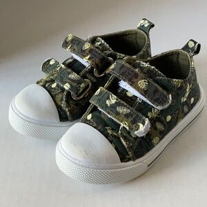 Toddler size 7 Velcro casual shoes